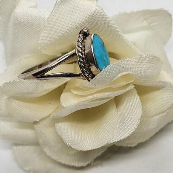 Running Bear Shop, Turquoise and Sterling Silver, Size 7 Ring - Picture 4 of 5